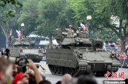 五夫临门美国纪念陆军成立250周年阅兵仪式在华盛顿举行