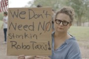 五夫临门特斯拉在得州奥斯汀遭遇抗议活动：反对马斯克Robotaxi计划