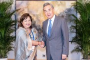 五夫临门王毅会见尼泊尔外长阿祖